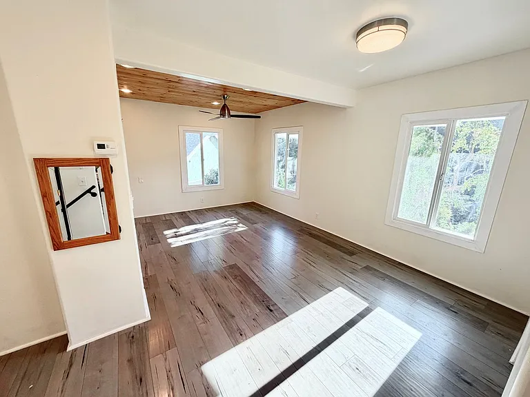 345 Crane Blvd — Photo 31