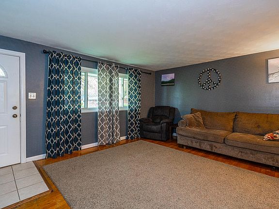 3rd image of 715 Skyview Dr