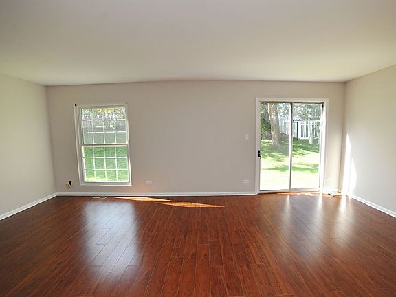 3rd image of 1701 Dumont Ln
