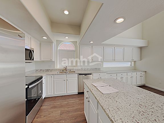 5th image of 557 E Mayfield Dr