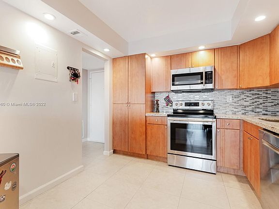 2nd image of 18021 Biscayne Blvd #1203-2S