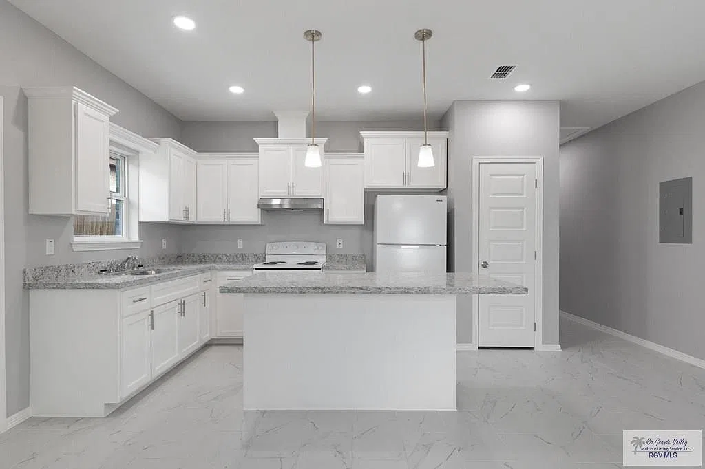3 bed, 2.0 bath, 1200 sqft, $1,300 — Photo 4