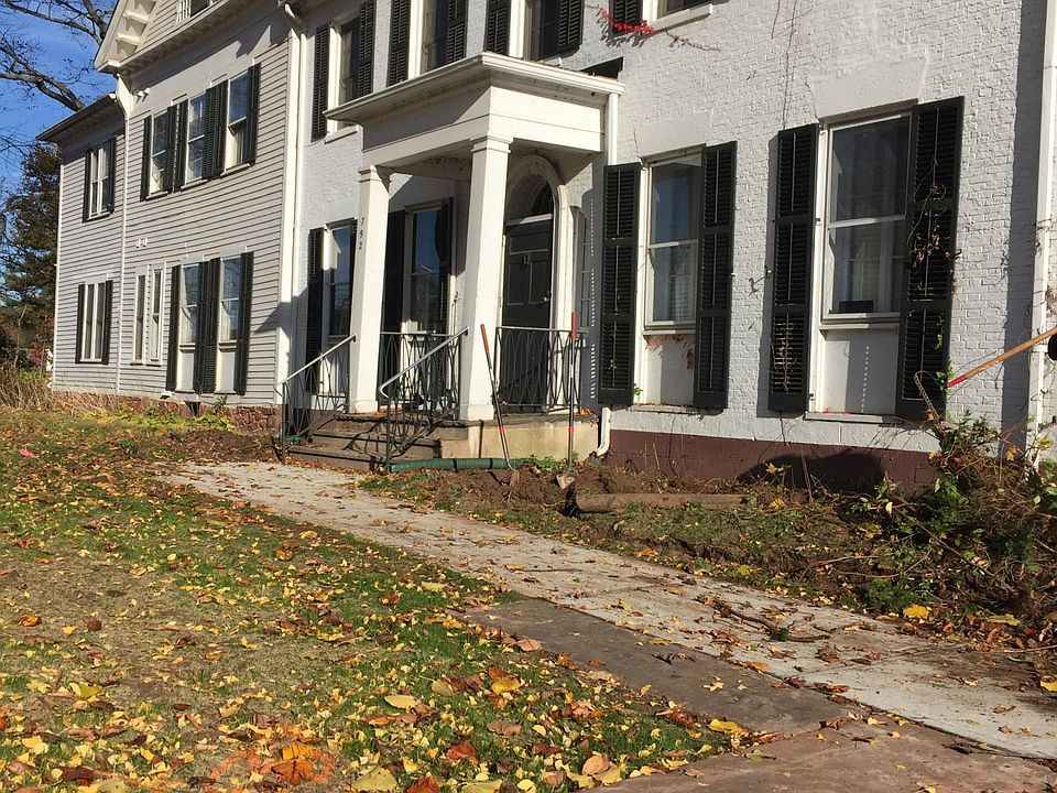 1st image of 792 Farmington Ave APT 201