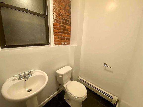 5th image of 75 Pineapple St APT 1C
