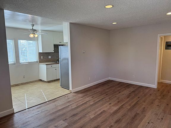 3rd image of 11471 Oxnard St APT 1