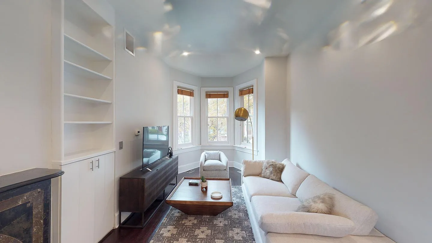 Delightful Logan Circle townhome with patio — Photo 1