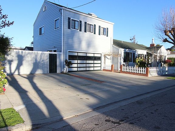 2nd image of 300 Acacia Ave