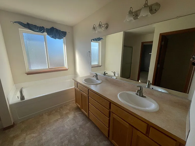 155 NE Melrose Dr — Photo 7
