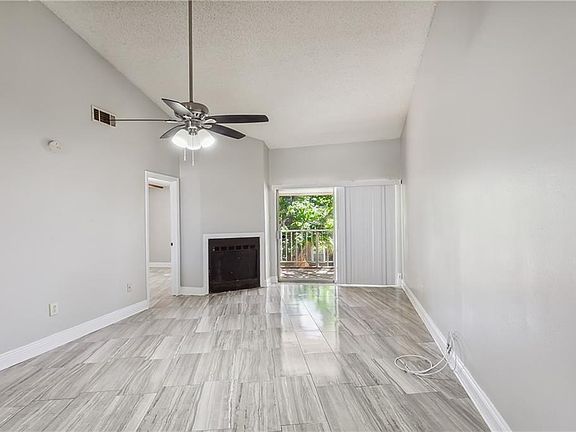 2nd image of 2425 Oxford Pl APT 171