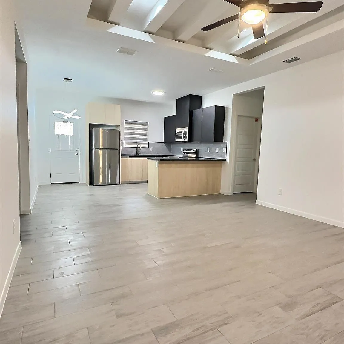2 bed, 2.0 bath, 915 sqft, $1,200 — Photo 2