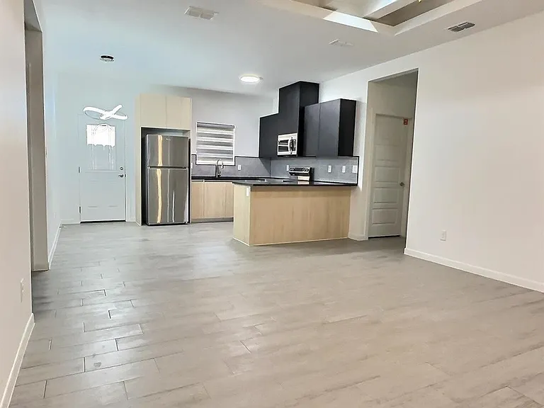 3912 Ventura Ave #1 — Photo 2