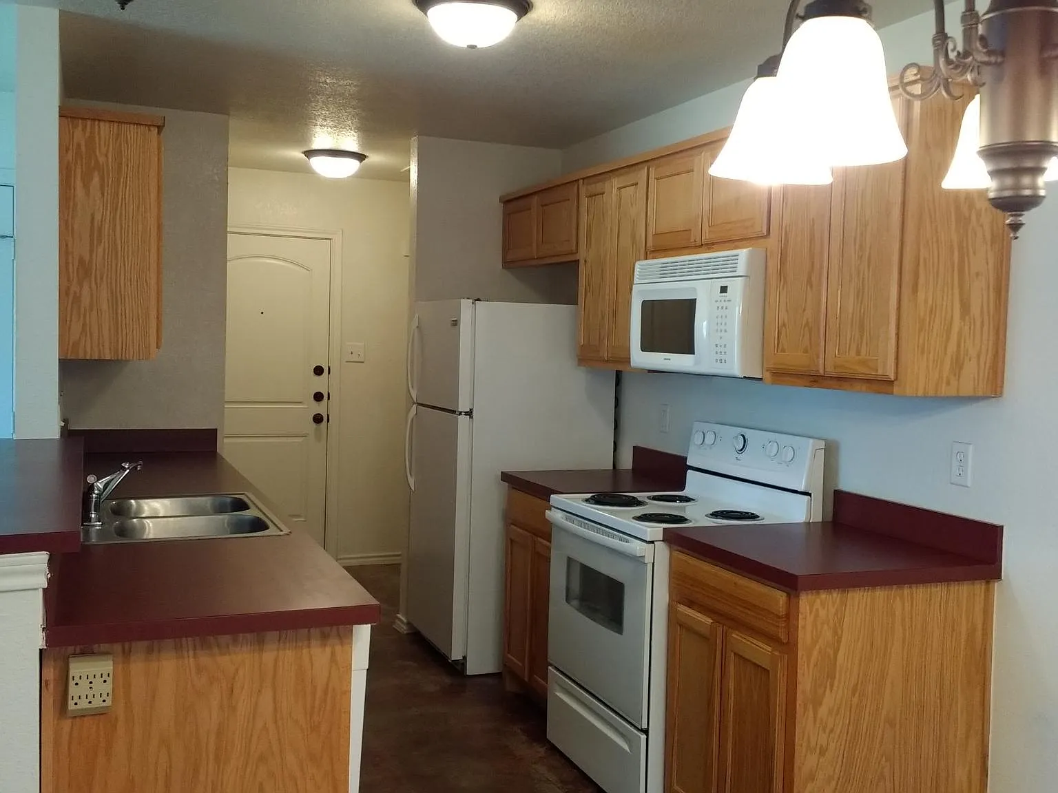 3 bed, 1100 sqft, $1,650 — Photo 4