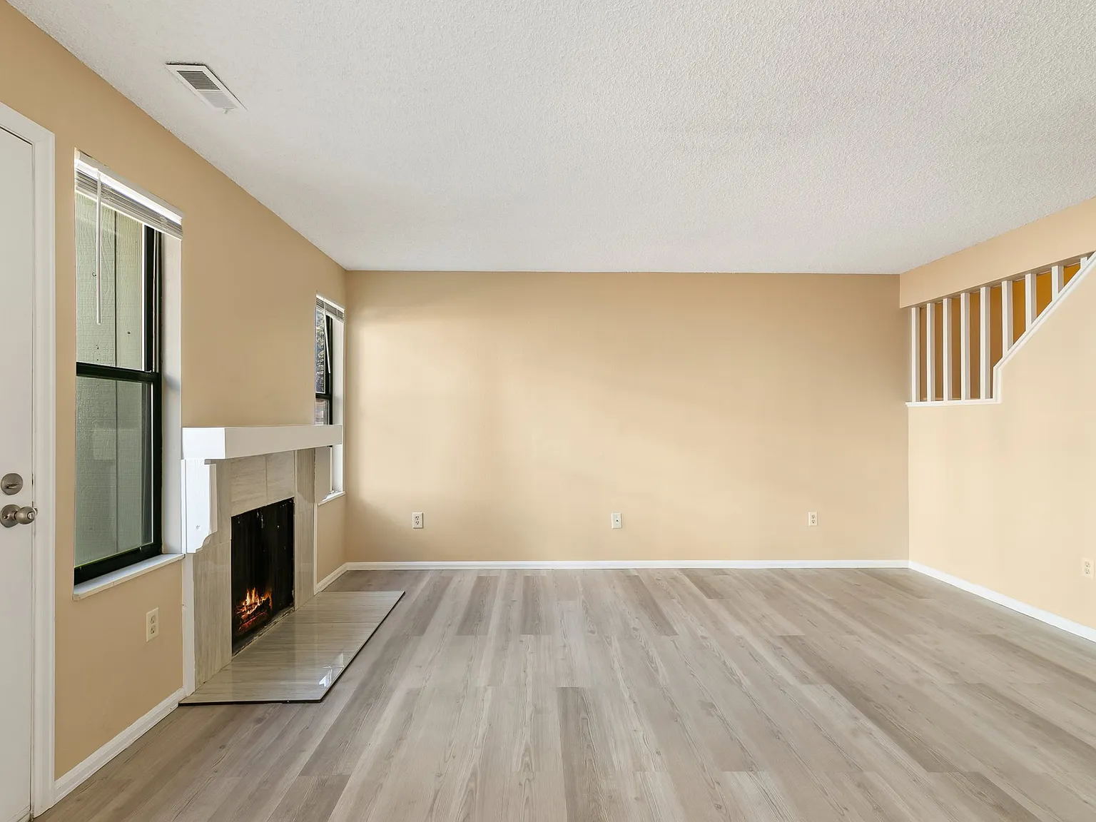 2 bed, 1.5 bath, 1003 sqft, $1,600 — Photo 3
