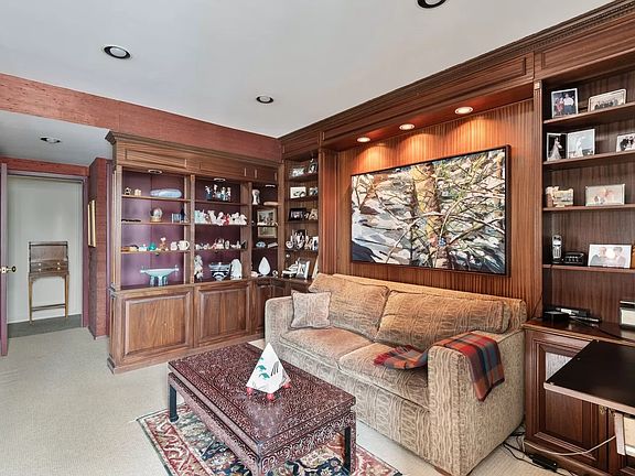 5th image of 135 W 70th St APT 8B