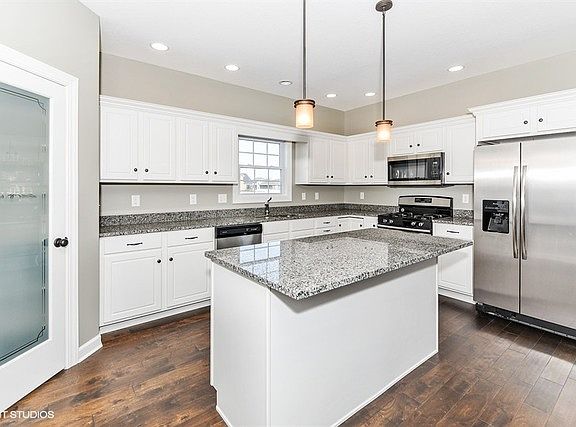5th image of 675 Lewis St