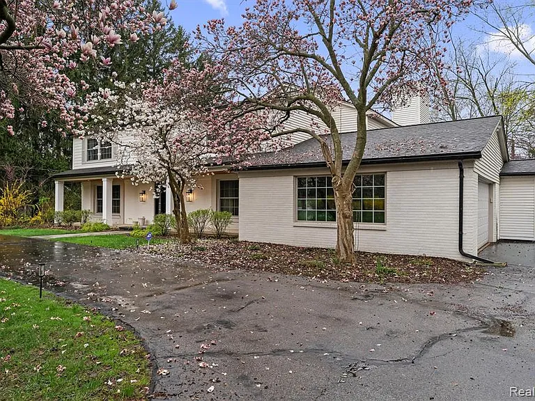 1935 Hillwood Dr — Photo 3