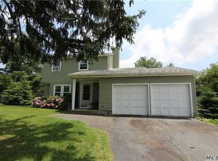 14 Niewood Dr, Ridge, NY 11961