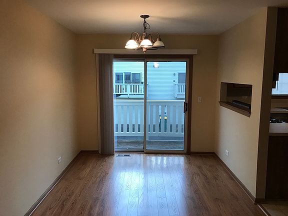 5th image of 872 Essex Cir