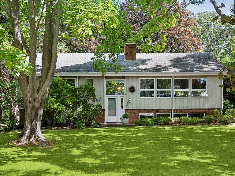 19 Peconic Ave — Photo 1