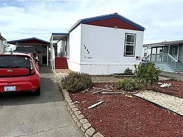 1243 Embarcadero Cir, Coos Bay, OR 97420