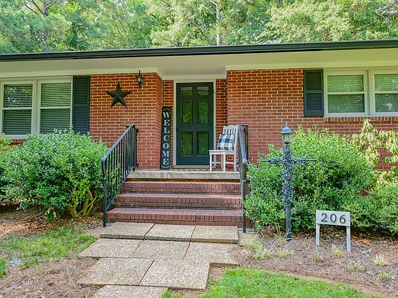 3rd image of 206 Sunset Dr