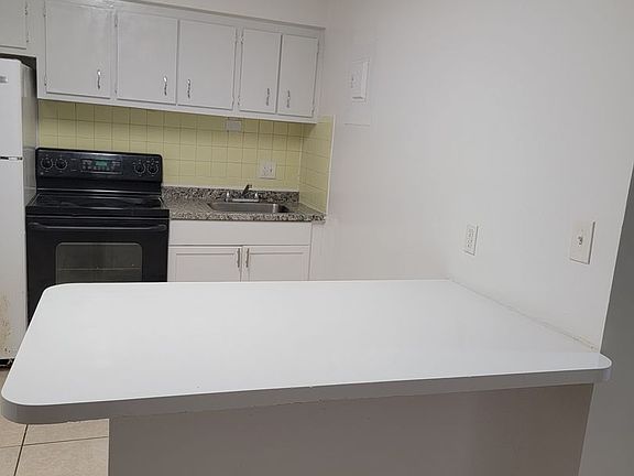 5th image of 115 NE 5th St APT 4