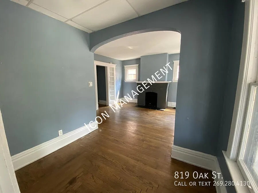 5BR/2BA in Prime Vine Location Flexible Space for Any Lifestyle — Photo 4