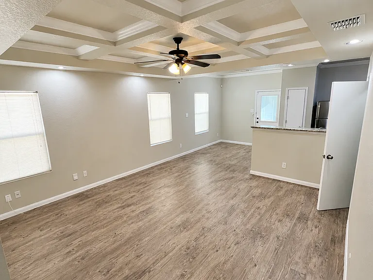 6416 Aspen Hl — Photo 4