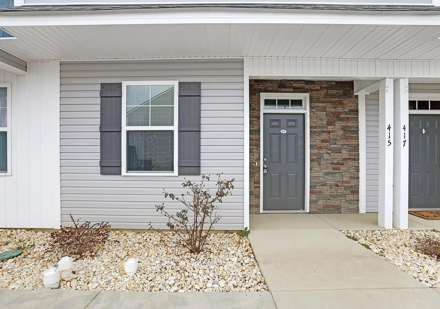 Large 3 story townhome near beach with community POOL and GYM! — Photo 1