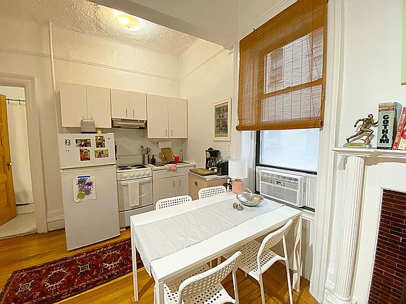 3rd image of 210 W 94th St APT 3J