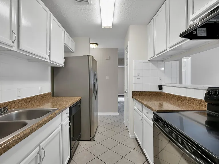 1018 Surrey Ct — Photo 14