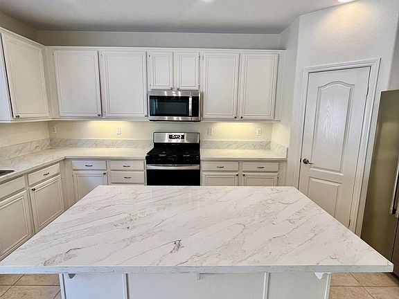 3rd image of 954 Yosemite Dr