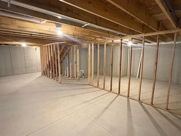 709 Stephanie Ct — Photo 18