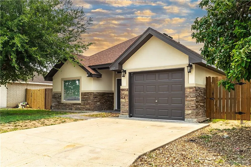 3 bed, 2.0 bath, 1098 sqft, $1,300 — Photo 2