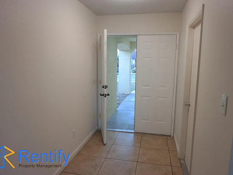 907 Ivy Trae Ln — Photo 4