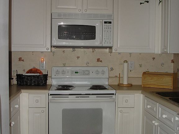 Kitchen w/Electric Stove, Microware, Dishwasher
