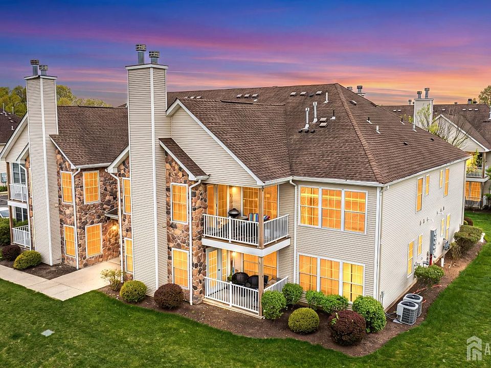 1st image of 127 Chariot Ct