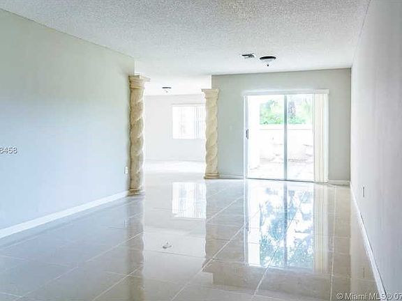 3rd image of 4004 Eastridge Cir