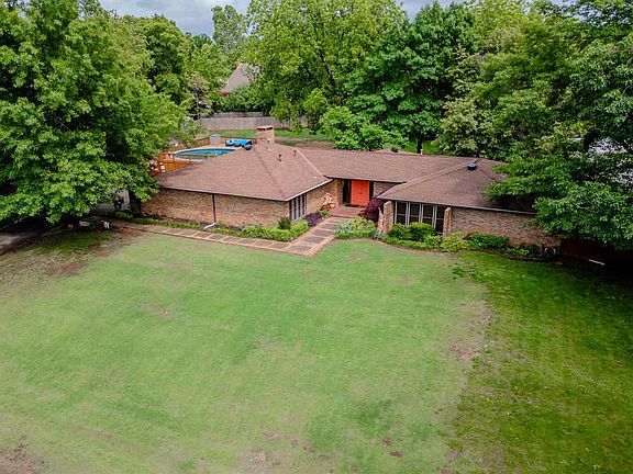 2nd image of 2609 S Black Oak Dr