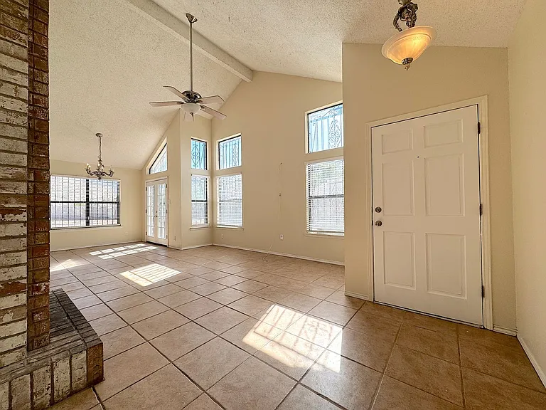 923 Centennial Dr — Photo 3