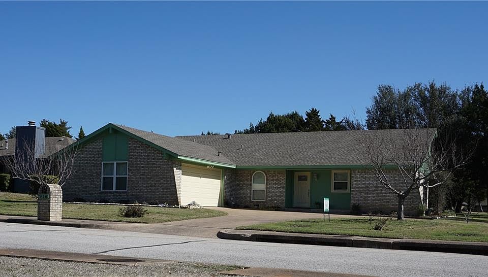 1st image of 918 Carriage Way