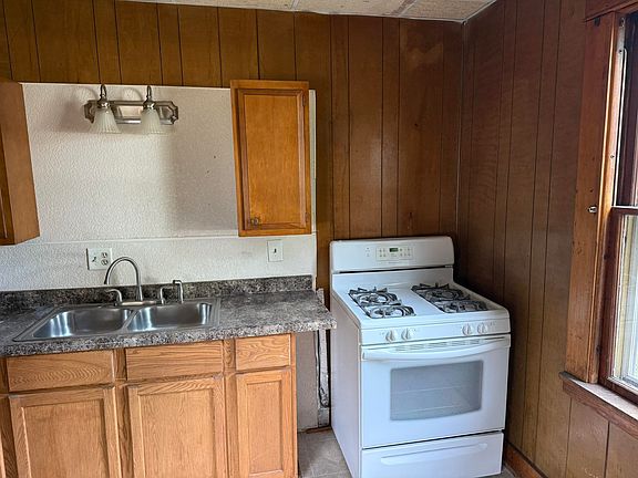 2nd image of 922 Merritt Ave