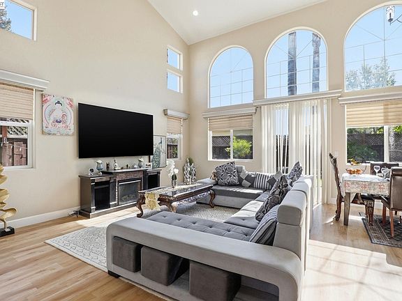 3rd image of 9740 Linnet Ct