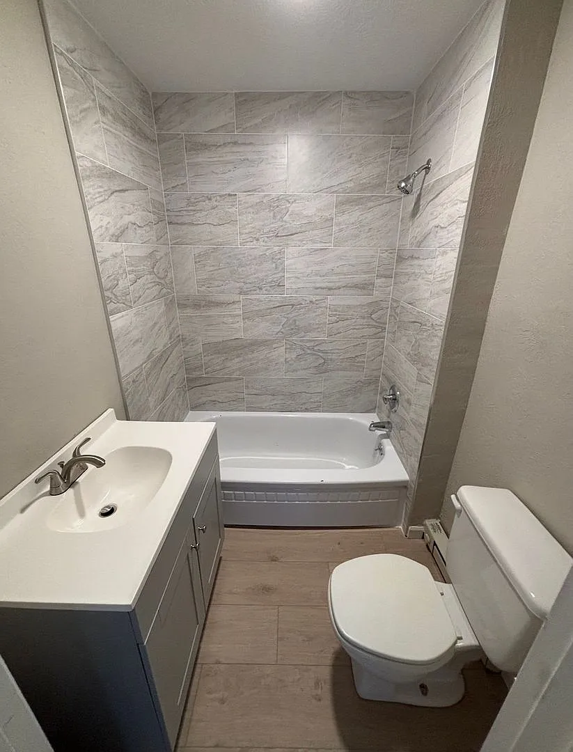 Huge 5 bedroom 2 bath home — Photo 1