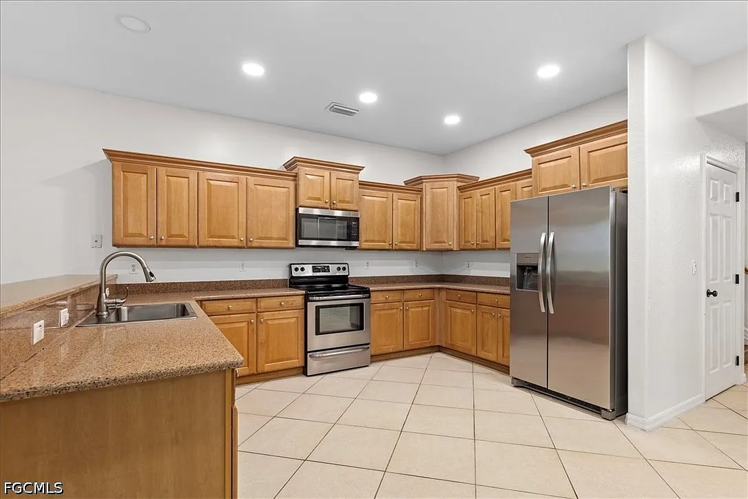 6 bed, 3.5 bath, 3724 sqft, $3,500 — Photo 2