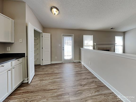 4th image of 935 Faye St