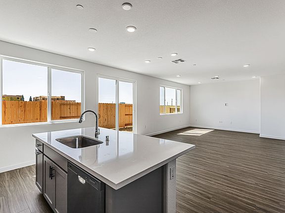 5th image of 2055 Brown St
