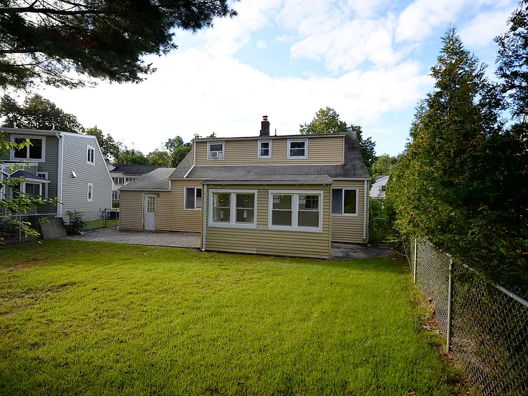 38-49 Vanore Dr — Photo 23