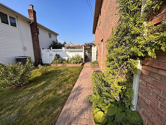 4th image of 156 N 10th St