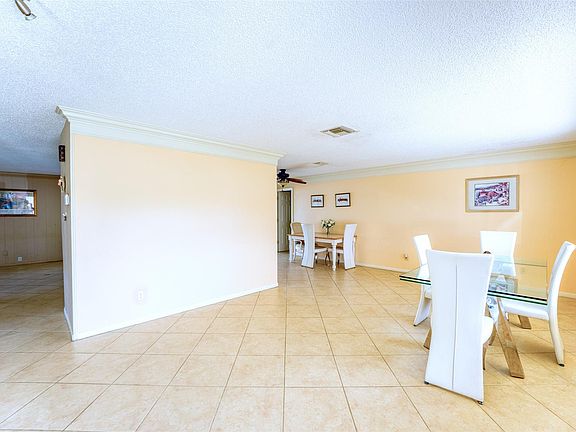 4th image of 837 W Plantation Circle